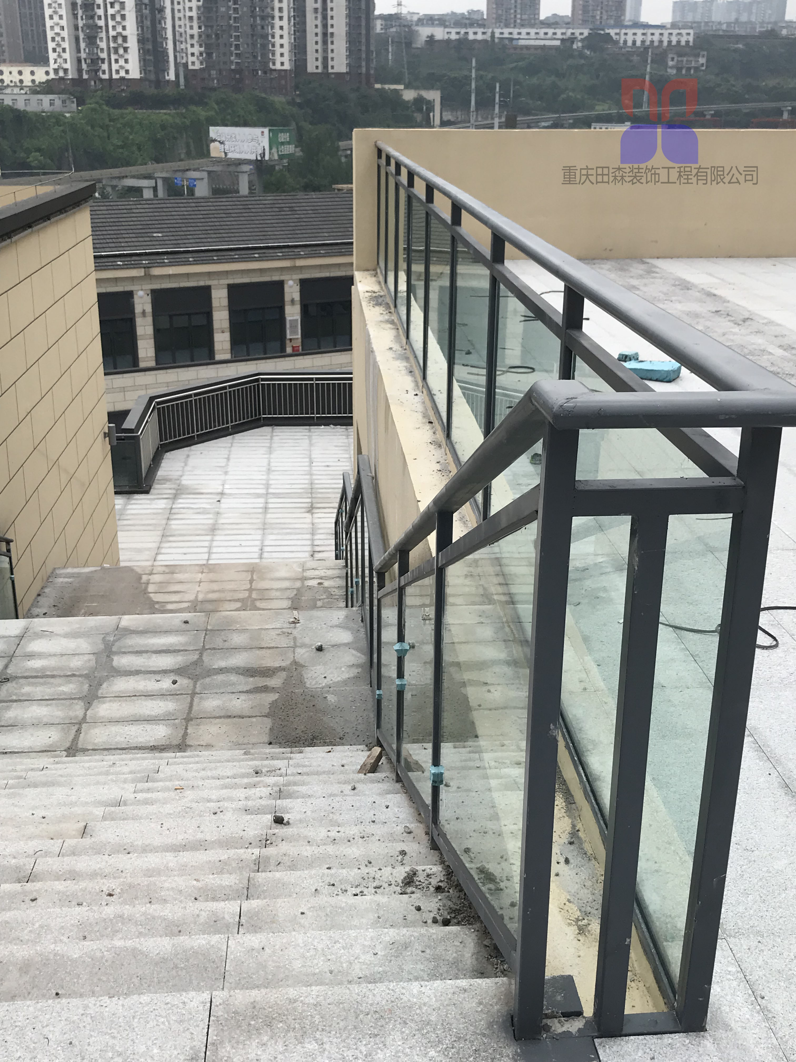 鲁能东郡锌钢玻璃栏杆